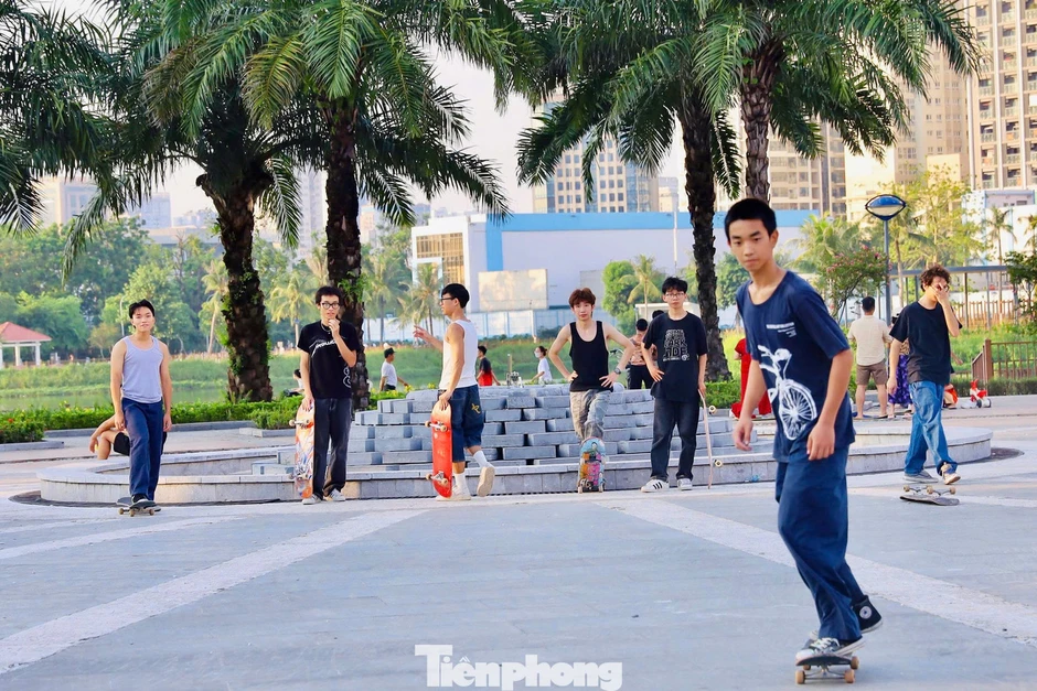 Tuyến đường sở hữu ba 'lá phổi xanh' giữa đô thị cao tầng phía Tây Hà Nội Tuyến đường sở hữu ba 'lá phổi xanh' giữa đô thị cao tầng phía Tây Hà Nội