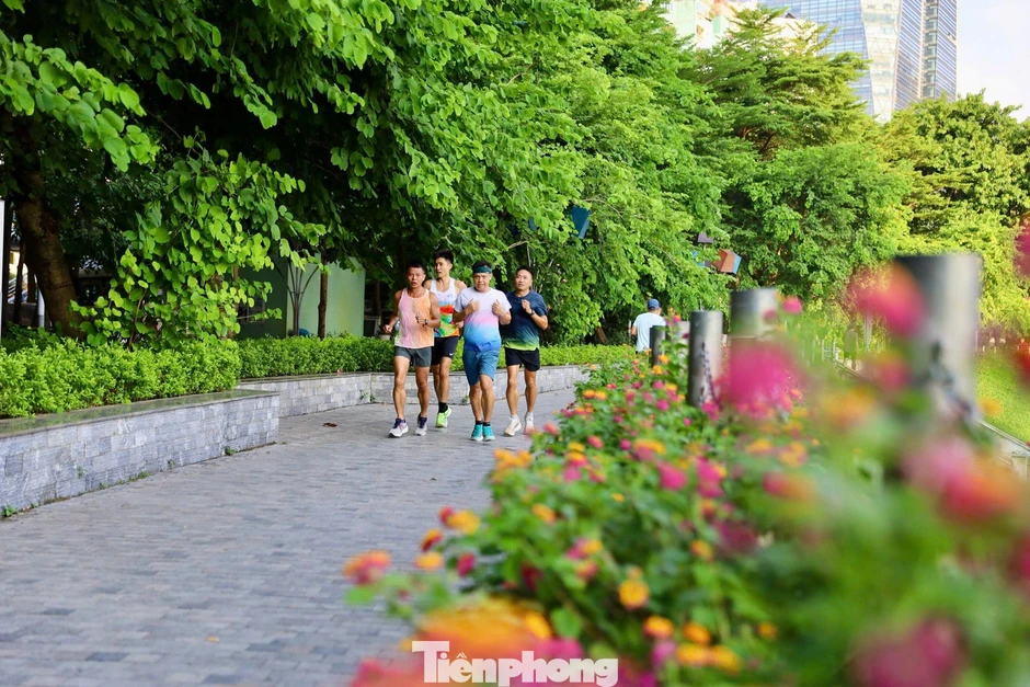 Tuyến đường sở hữu ba 'lá phổi xanh' giữa đô thị cao tầng phía Tây Hà Nội Tuyến đường sở hữu ba 'lá phổi xanh' giữa đô thị cao tầng phía Tây Hà Nội