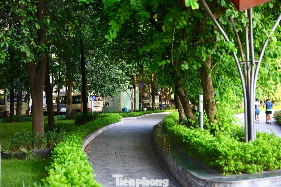 Tuyến đường sở hữu ba 'lá phổi xanh' giữa đô thị cao tầng phía Tây Hà Nội Tuyến đường sở hữu ba 'lá phổi xanh' giữa đô thị cao tầng phía Tây Hà Nội