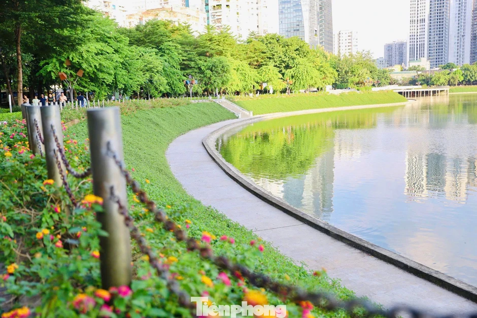 Tuyến đường sở hữu ba 'lá phổi xanh' giữa đô thị cao tầng phía Tây Hà Nội Tuyến đường sở hữu ba 'lá phổi xanh' giữa đô thị cao tầng phía Tây Hà Nội