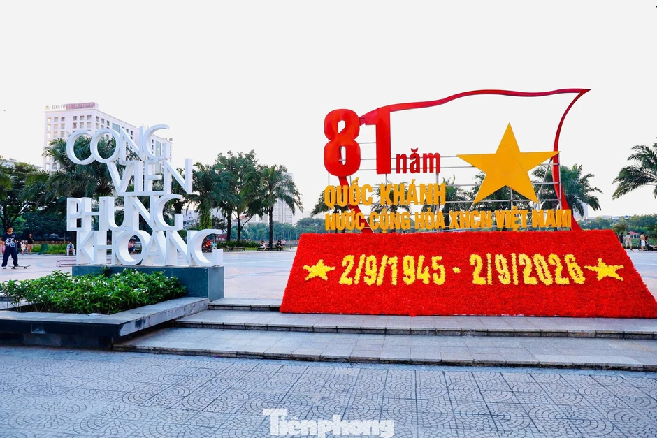 Tuyến đường sở hữu ba 'lá phổi xanh' giữa đô thị cao tầng phía Tây Hà Nội Tuyến đường sở hữu ba 'lá phổi xanh' giữa đô thị cao tầng phía Tây Hà Nội