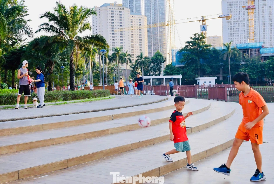 Tuyến đường sở hữu ba 'lá phổi xanh' giữa đô thị cao tầng phía Tây Hà Nội Tuyến đường sở hữu ba 'lá phổi xanh' giữa đô thị cao tầng phía Tây Hà Nội