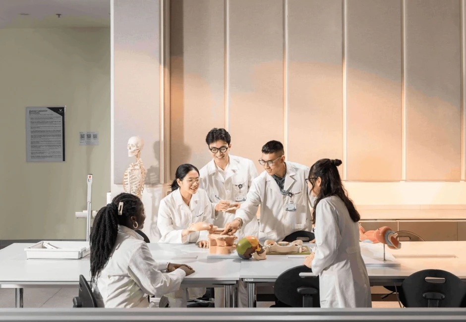 Tỷ phú Phạm Nhật Vượng sắp xây 1 bệnh viện đặc biệt, phục vụ mục tiêu đưa đại học 15.800 tỷ đồng vào top 100 thế giới sau khi nhận nhiệm vụ từ Chính phủ