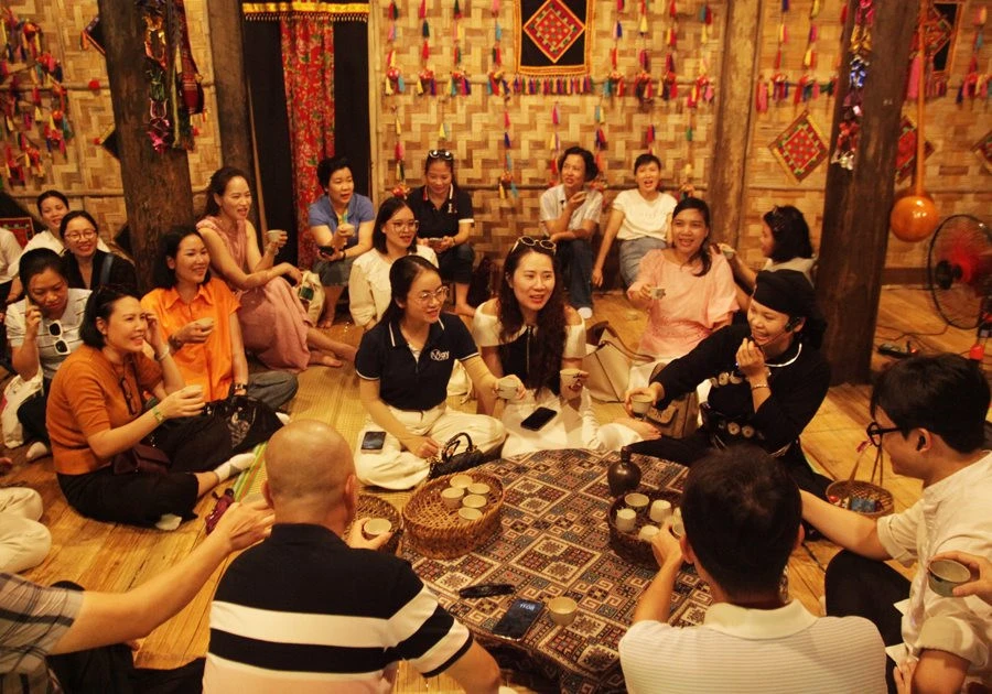 Việt Nam có 1 ngôi làng gần 200 người "ăn chung nồi cơm, tiêu chung túi tiền": Xanh mát như ốc đảo, được công nhận "Làng du lịch tốt nhất thế giới" Việt Nam có 1 ngôi làng gần 200 người "ăn chung nồi cơm, tiêu chung túi tiền": Xanh mát như ốc đảo, được công nhận "Làng du lịch tốt nhất thế giới"