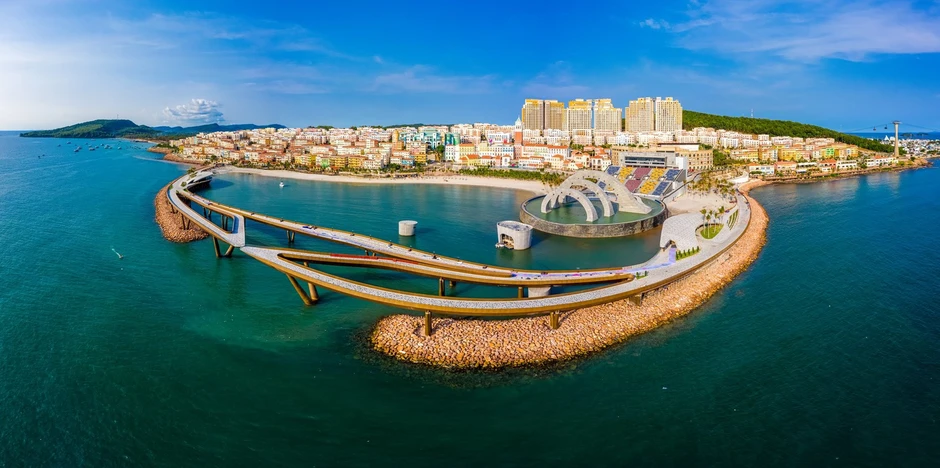 Việt Nam có một “thị trấn” ngỡ như châu Âu, có cây cầu hai đầu tách rời nhau do kiến trúc sư hàng đầu thế giới thiết kế, tối nào cũng bắn pháo hoa Việt Nam có một “thị trấn” ngỡ như châu Âu, có cây cầu hai đầu tách rời nhau do kiến trúc sư hàng đầu thế giới thiết kế, tối nào cũng bắn pháo hoa