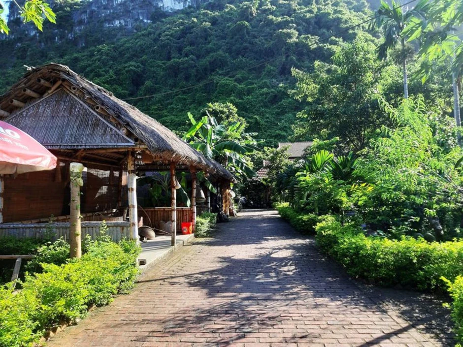 Việt Nam có ngôi làng 89 hộ dân, 297 người cùng sinh sống, được giao nhiệm vụ đặc biệt: Sở hữu đặc điểm rừng - làng - biển hiếm có, nằm trong không gian được UNESCO công nhận cách đây 22 năm