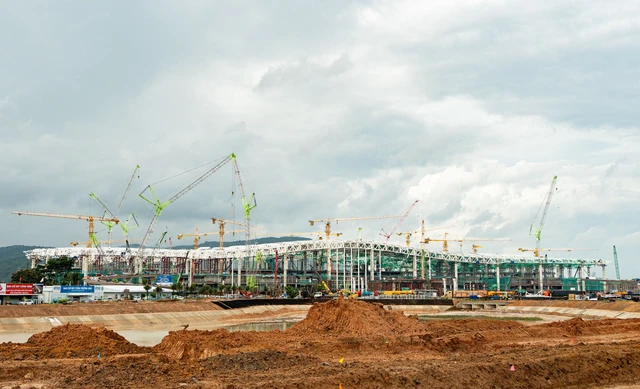 Việt Nam sắp hoàn thành công trình "Phượng Hoàng lửa" do Sun Group đầu tư để đón các nguyên thủ: 33.000 tấn thép dựng kết cấu mái, hơn 9.500 tấm kính đang phủ kín nhà ga Việt Nam sắp hoàn thành công trình "Phượng Hoàng lửa" do Sun Group đầu tư để đón các nguyên thủ: 33.000 tấn thép dựng kết cấu mái, hơn 9.500 tấm kính đang phủ kín nhà ga