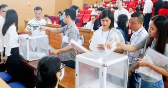 Xếp hàng đấu giá đất ngoại thành Hà Nội, có lô bị đẩy giá lên 125 triệu/m2