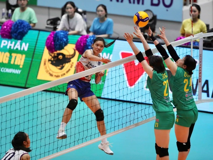 Bóng chuyền Hà Nội gây 'sốc' khi hạ đội bóng Nhật Bản Bóng chuyền Hà Nội gây 'sốc' khi hạ đội bóng Nhật Bản