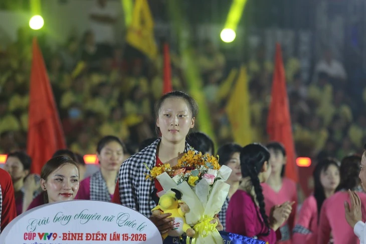Các chân dài bóng chuyền duyên dáng, dịu dàng với áo bà ba, khăn rằn Các chân dài bóng chuyền duyên dáng, dịu dàng với áo bà ba, khăn rằn
