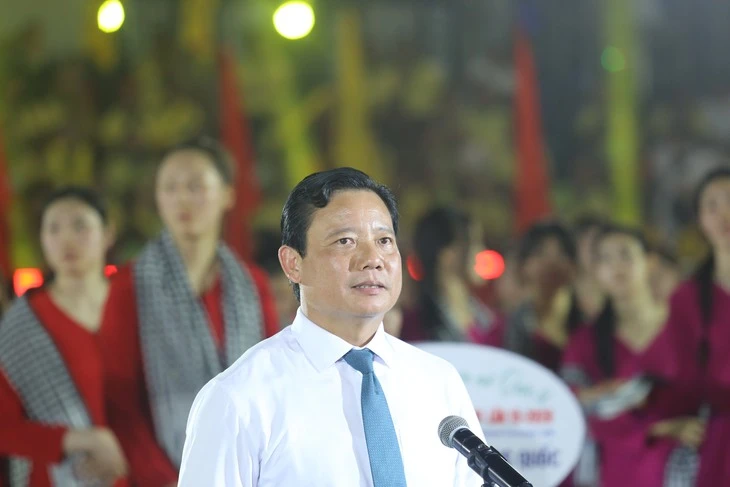 Các chân dài bóng chuyền duyên dáng, dịu dàng với áo bà ba, khăn rằn Các chân dài bóng chuyền duyên dáng, dịu dàng với áo bà ba, khăn rằn