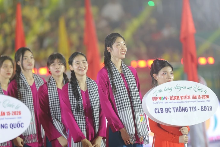 Các chân dài bóng chuyền duyên dáng, dịu dàng với áo bà ba, khăn rằn Các chân dài bóng chuyền duyên dáng, dịu dàng với áo bà ba, khăn rằn