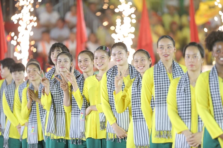 Các chân dài bóng chuyền duyên dáng, dịu dàng với áo bà ba, khăn rằn Các chân dài bóng chuyền duyên dáng, dịu dàng với áo bà ba, khăn rằn