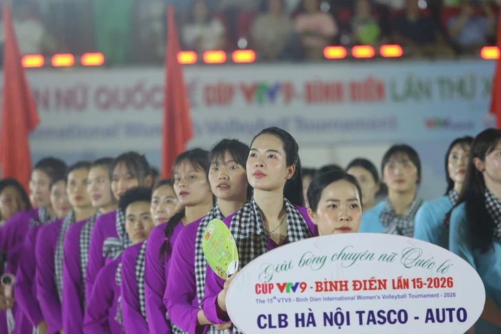 Các chân dài bóng chuyền duyên dáng, dịu dàng với áo bà ba, khăn rằn Các chân dài bóng chuyền duyên dáng, dịu dàng với áo bà ba, khăn rằn