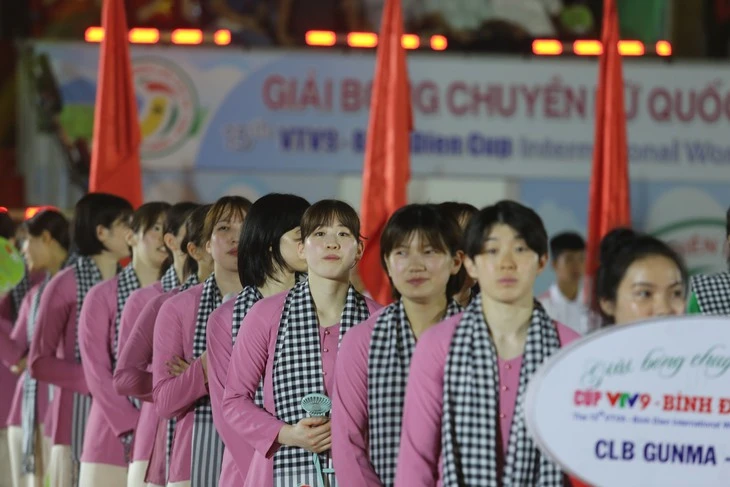 Các chân dài bóng chuyền duyên dáng, dịu dàng với áo bà ba, khăn rằn Các chân dài bóng chuyền duyên dáng, dịu dàng với áo bà ba, khăn rằn