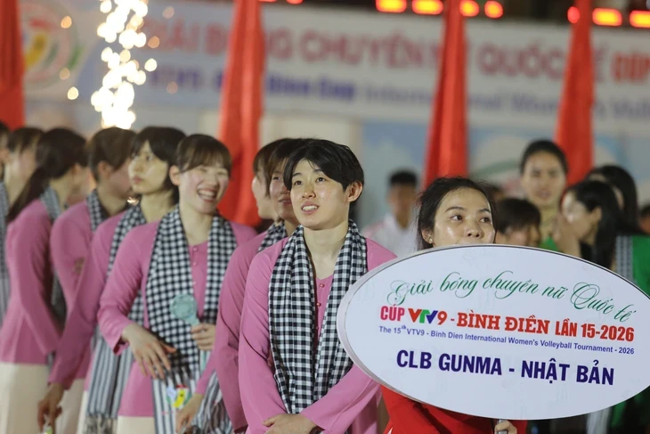 Các chân dài bóng chuyền duyên dáng, dịu dàng với áo bà ba, khăn rằn Các chân dài bóng chuyền duyên dáng, dịu dàng với áo bà ba, khăn rằn