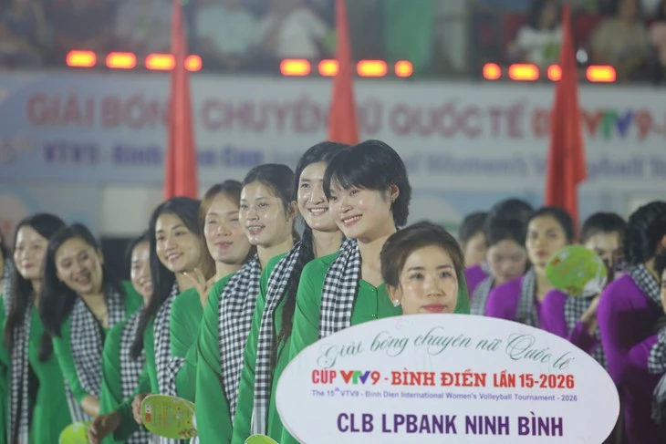 Các chân dài bóng chuyền duyên dáng, dịu dàng với áo bà ba, khăn rằn Các chân dài bóng chuyền duyên dáng, dịu dàng với áo bà ba, khăn rằn