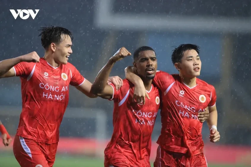 Alan và Đình Bắc tranh đá phạt đền trong ngày CLB CAHN vô địch V-League Alan và Đình Bắc tranh đá phạt đền trong ngày CLB CAHN vô địch V-League