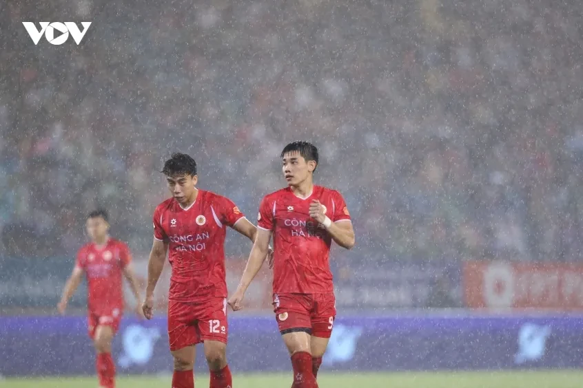 Alan và Đình Bắc tranh đá phạt đền trong ngày CLB CAHN vô địch V-League Alan và Đình Bắc tranh đá phạt đền trong ngày CLB CAHN vô địch V-League