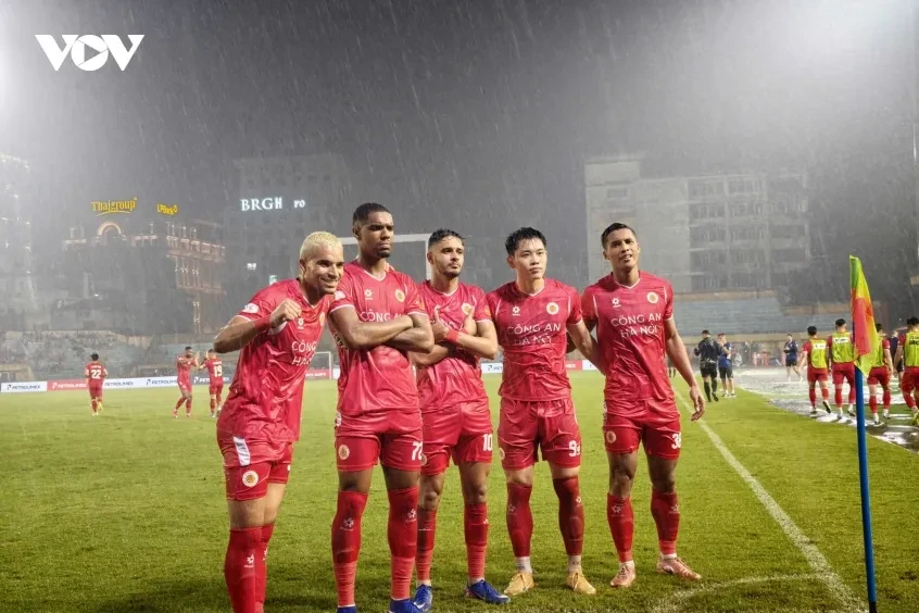Alan và Đình Bắc tranh đá phạt đền trong ngày CLB CAHN vô địch V-League Alan và Đình Bắc tranh đá phạt đền trong ngày CLB CAHN vô địch V-League