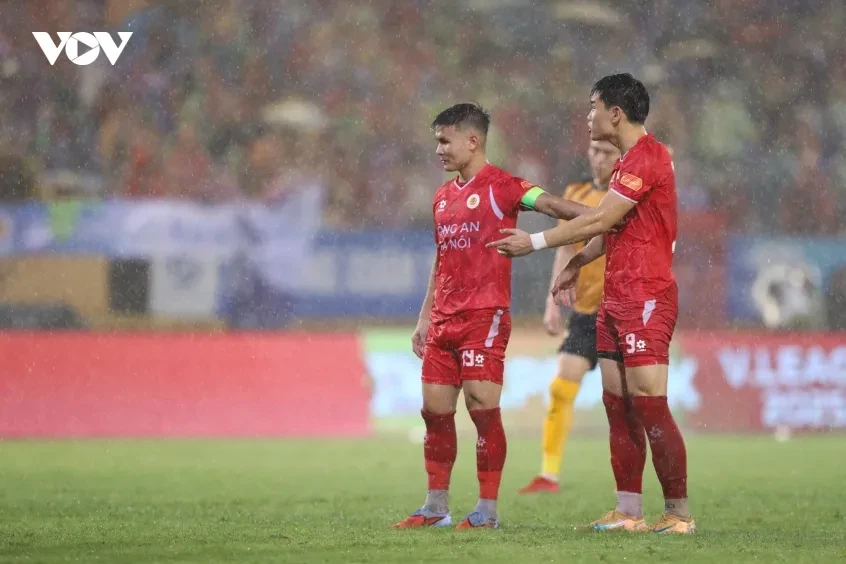 Alan và Đình Bắc tranh đá phạt đền trong ngày CLB CAHN vô địch V-League Alan và Đình Bắc tranh đá phạt đền trong ngày CLB CAHN vô địch V-League