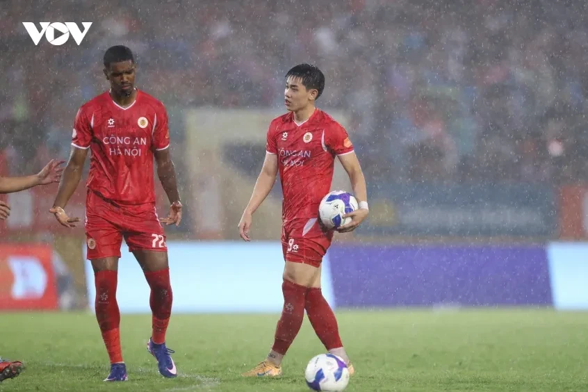 Alan và Đình Bắc tranh đá phạt đền trong ngày CLB CAHN vô địch V-League Alan và Đình Bắc tranh đá phạt đền trong ngày CLB CAHN vô địch V-League