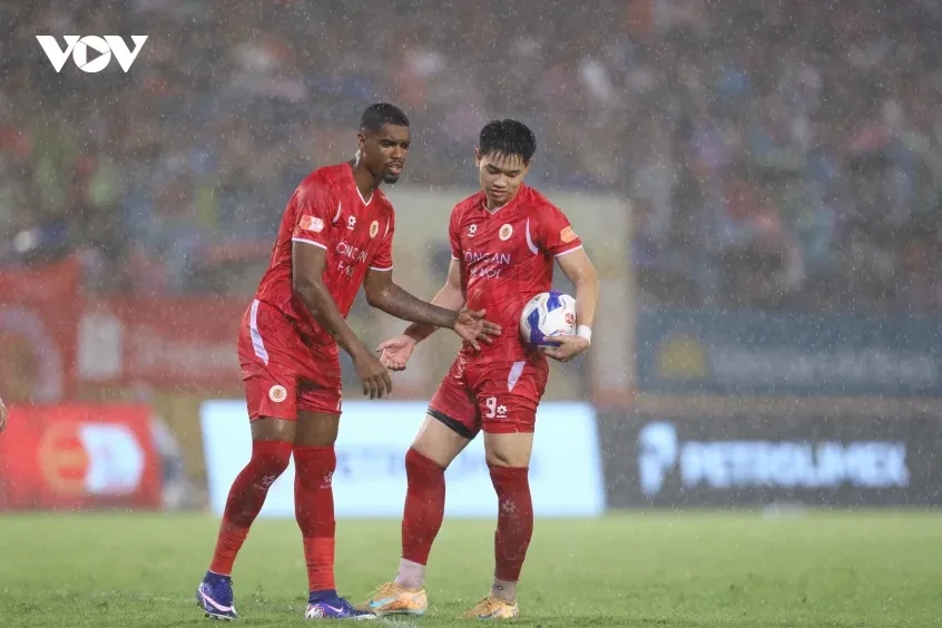 Alan và Đình Bắc tranh đá phạt đền trong ngày CLB CAHN vô địch V-League Alan và Đình Bắc tranh đá phạt đền trong ngày CLB CAHN vô địch V-League