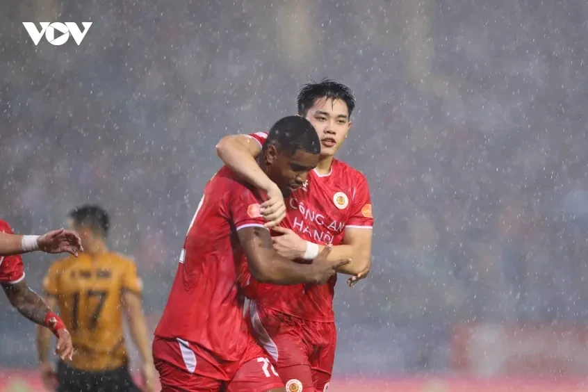Alan và Đình Bắc tranh đá phạt đền trong ngày CLB CAHN vô địch V-League Alan và Đình Bắc tranh đá phạt đền trong ngày CLB CAHN vô địch V-League