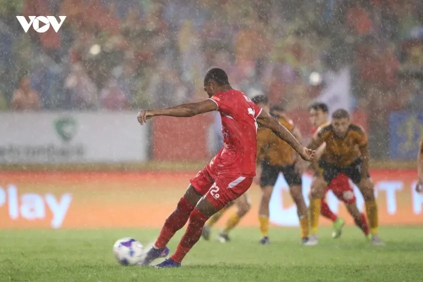 Alan và Đình Bắc tranh đá phạt đền trong ngày CLB CAHN vô địch V-League Alan và Đình Bắc tranh đá phạt đền trong ngày CLB CAHN vô địch V-League