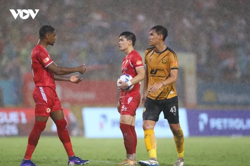 Alan và Đình Bắc tranh đá phạt đền trong ngày CLB CAHN vô địch V-League Alan và Đình Bắc tranh đá phạt đền trong ngày CLB CAHN vô địch V-League