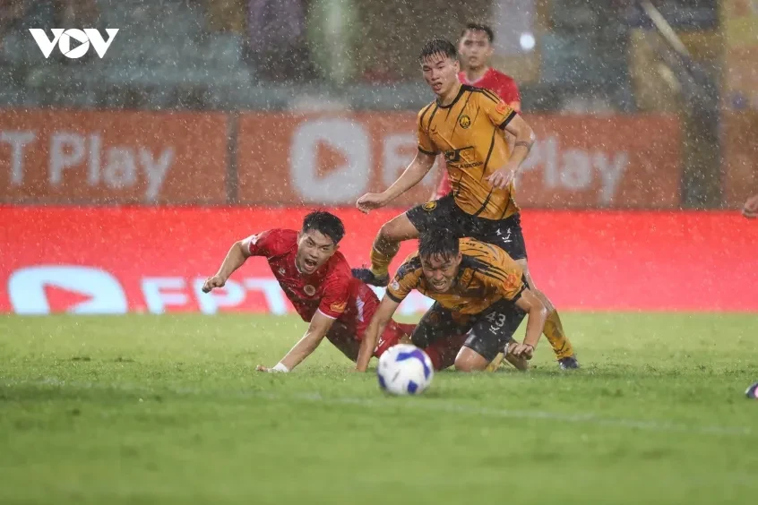 Alan và Đình Bắc tranh đá phạt đền trong ngày CLB CAHN vô địch V-League Alan và Đình Bắc tranh đá phạt đền trong ngày CLB CAHN vô địch V-League