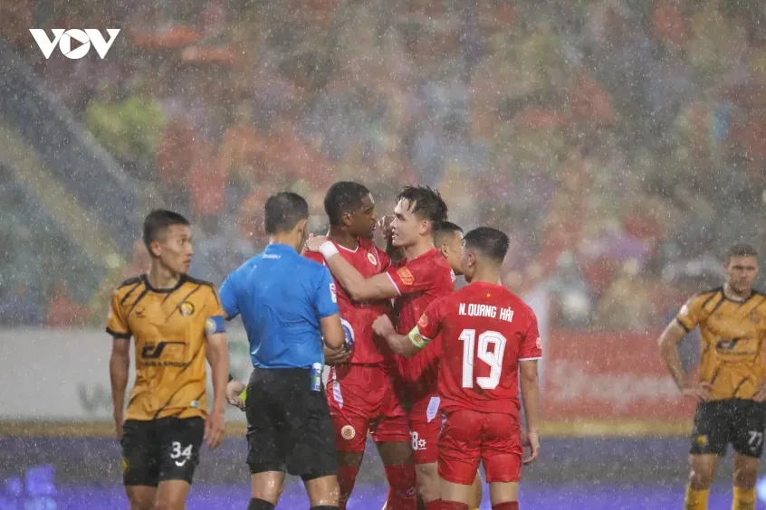 Alan và Đình Bắc tranh đá phạt đền trong ngày CLB CAHN vô địch V-League Alan và Đình Bắc tranh đá phạt đền trong ngày CLB CAHN vô địch V-League