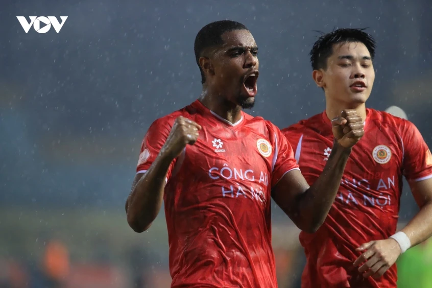 Alan và Đình Bắc tranh đá phạt đền trong ngày CLB CAHN vô địch V-League Alan và Đình Bắc tranh đá phạt đền trong ngày CLB CAHN vô địch V-League