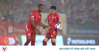 Alan và Đình Bắc tranh đá phạt đền trong ngày CLB CAHN vô địch V-League
