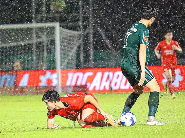 Ban kỷ luật của VFF họp khẩn vụ Tấn Sinh đá thô bạo Đình Bắc