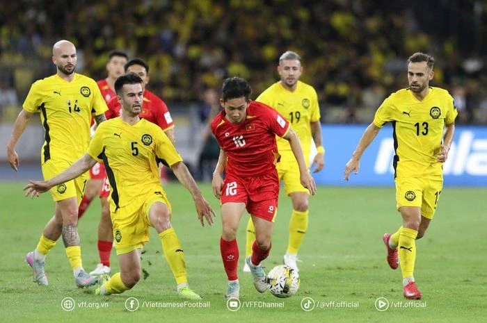 Báo Malaysia bình luận khi đội nhà tụt sâu trên bảng xếp hạng FIFA Báo Malaysia bình luận khi đội nhà tụt sâu trên bảng xếp hạng FIFA