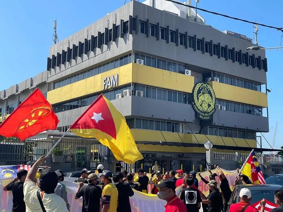 Bóng đá Malaysia hỗn loạn, CĐV la ó trước trụ sở FAM Bóng đá Malaysia hỗn loạn, CĐV la ó trước trụ sở FAM