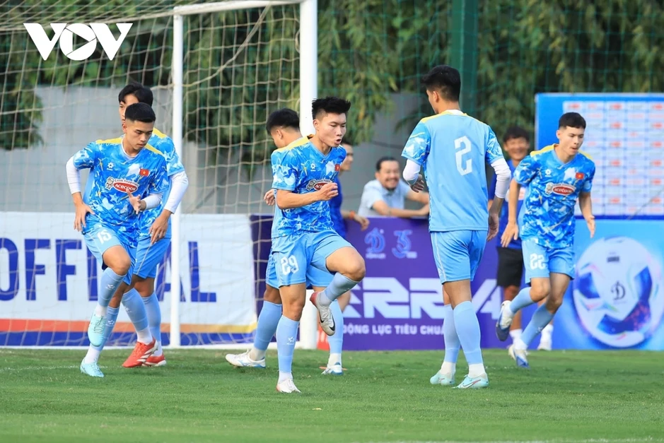 Cầu thủ Việt kiều Antonio Moric gây chú ý trong buổi tập đầu cùng U23 Việt Nam