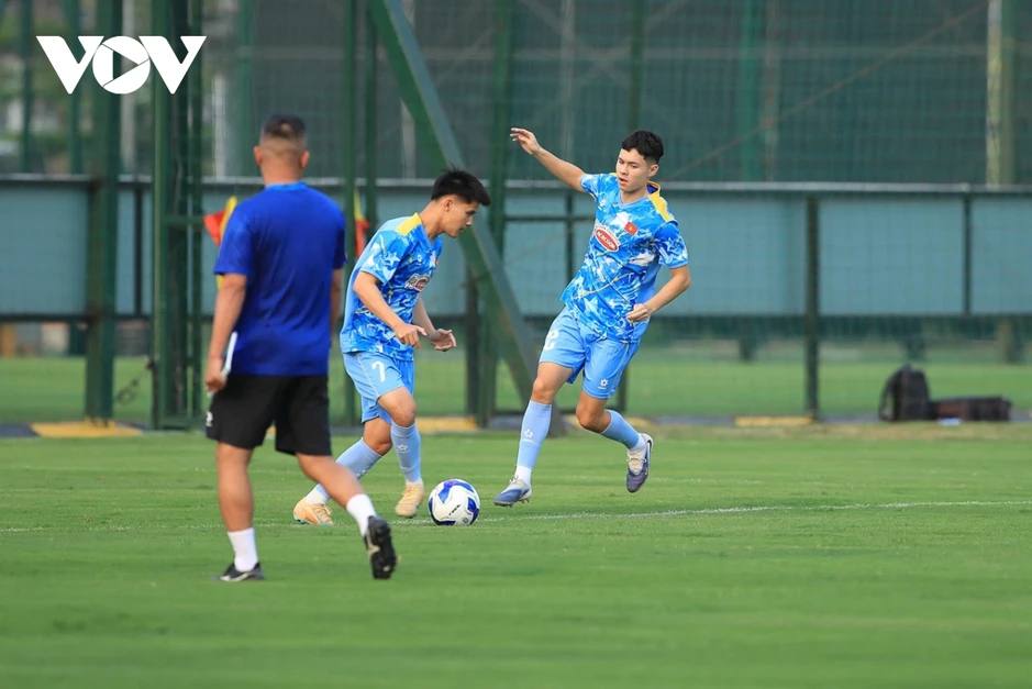 Cầu thủ Việt kiều Antonio Moric gây chú ý trong buổi tập đầu cùng U23 Việt Nam