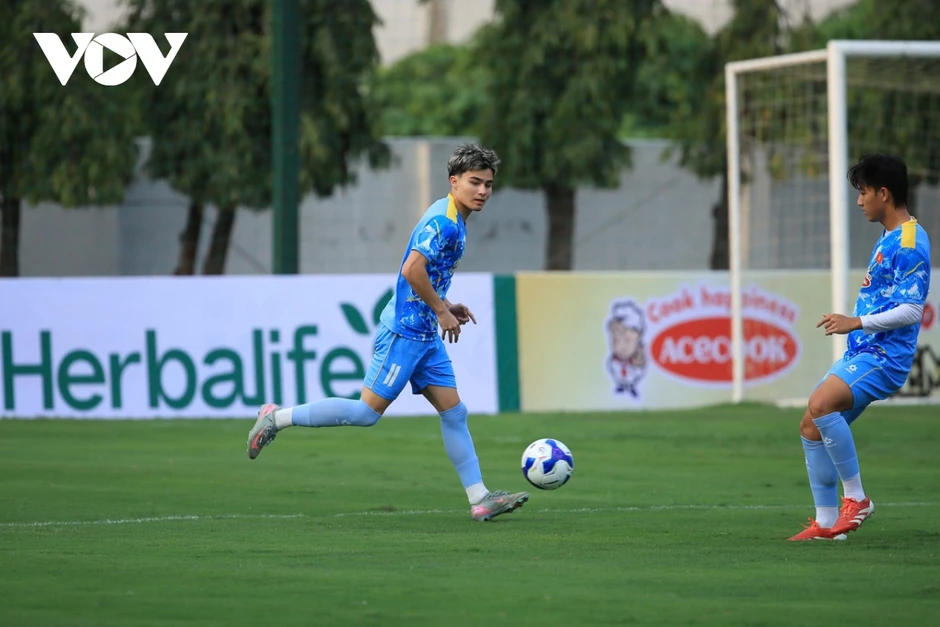 Cầu thủ Việt kiều Antonio Moric gây chú ý trong buổi tập đầu cùng U23 Việt Nam