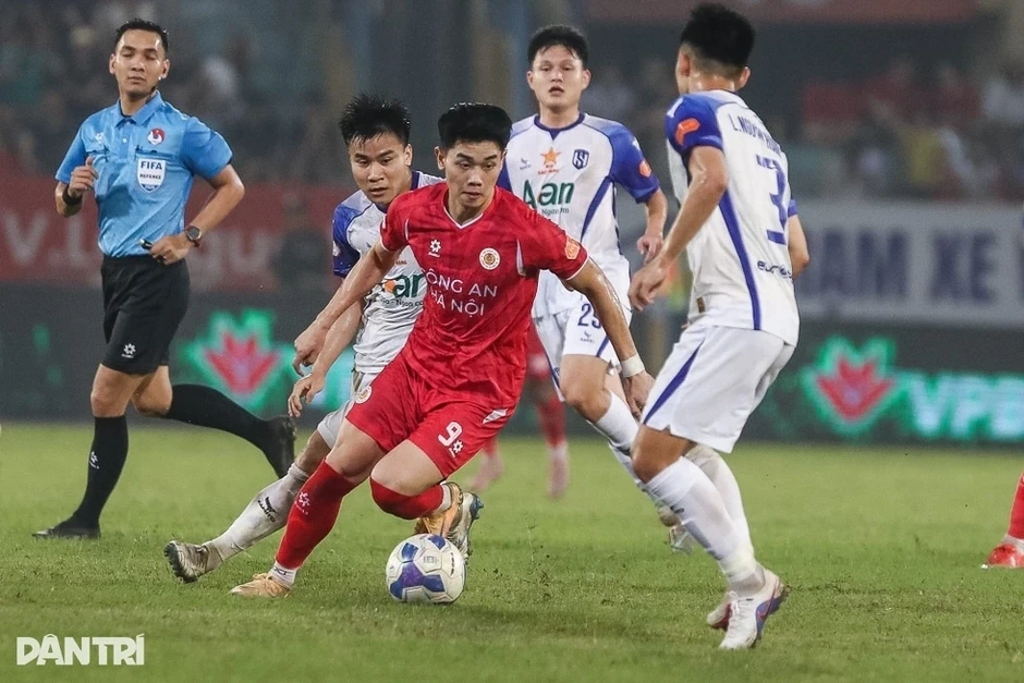 CĐV Đông Nam Á nhận xét về hậu vệ cao 1,95m của đội tuyển Việt Nam CĐV Đông Nam Á nhận xét về hậu vệ cao 1,95m của đội tuyển Việt Nam