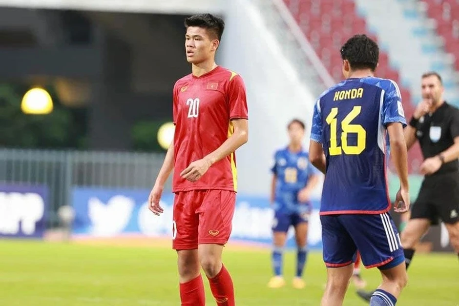 CĐV Đông Nam Á nhận xét về hậu vệ cao 1,95m của đội tuyển Việt Nam CĐV Đông Nam Á nhận xét về hậu vệ cao 1,95m của đội tuyển Việt Nam