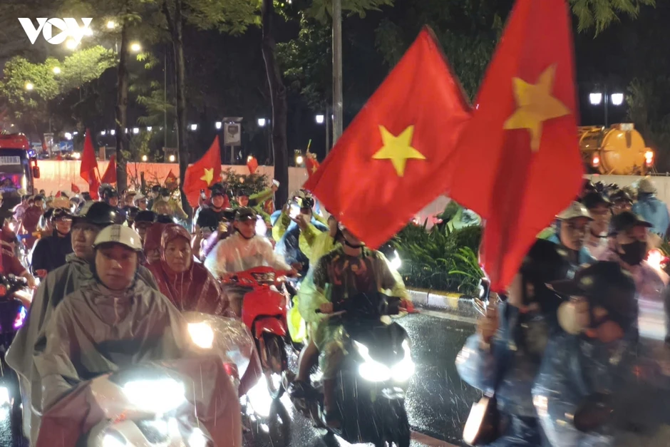 CĐV Hà Nội mở hội dưới mưa mừng ĐT Việt Nam thắng ĐT Thái Lan