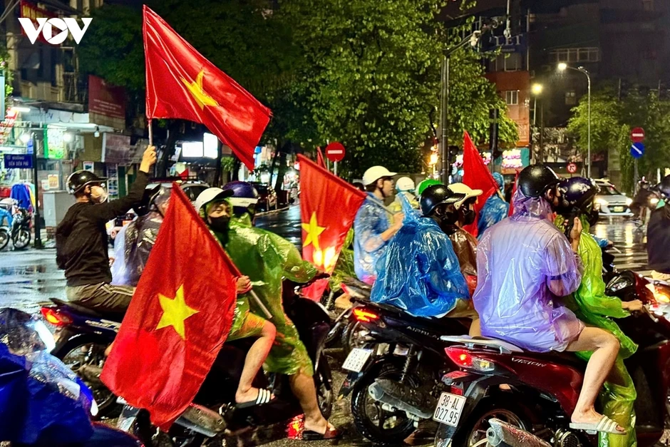 CĐV Hà Nội mở hội dưới mưa mừng ĐT Việt Nam thắng ĐT Thái Lan