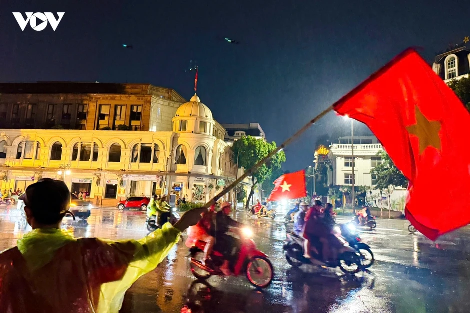 CĐV Hà Nội mở hội dưới mưa mừng ĐT Việt Nam thắng ĐT Thái Lan