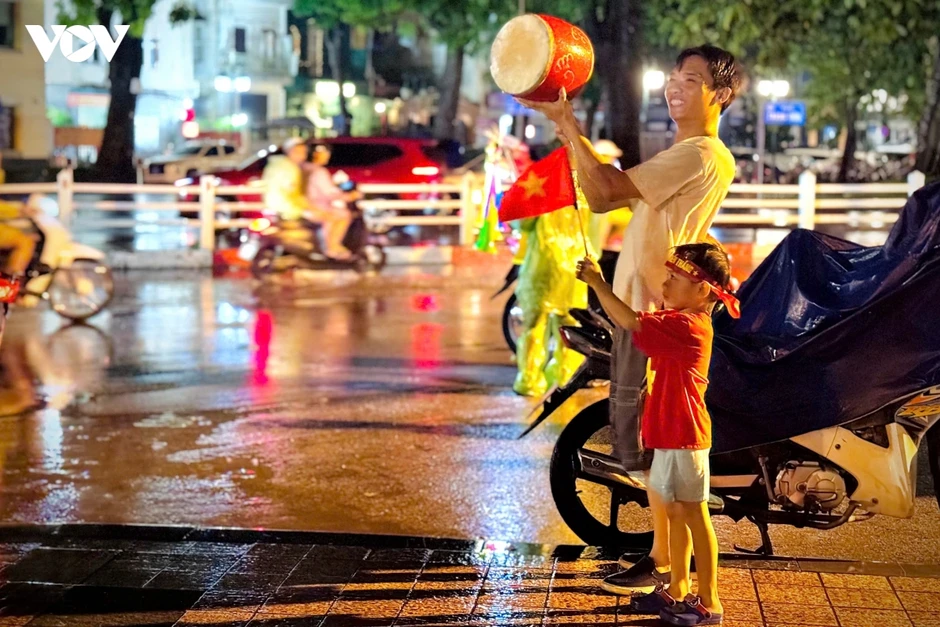 CĐV Hà Nội mở hội dưới mưa mừng ĐT Việt Nam thắng ĐT Thái Lan
