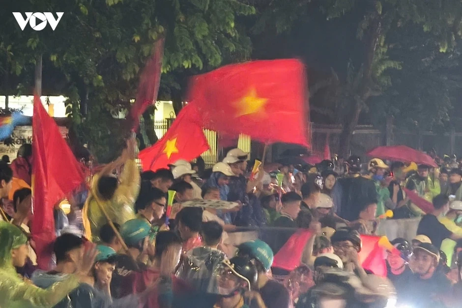 CĐV Hà Nội mở hội dưới mưa mừng ĐT Việt Nam thắng ĐT Thái Lan