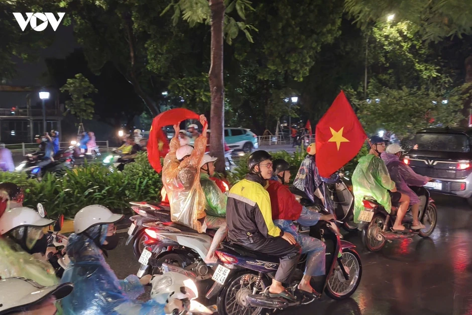 CĐV Hà Nội mở hội dưới mưa mừng ĐT Việt Nam thắng ĐT Thái Lan