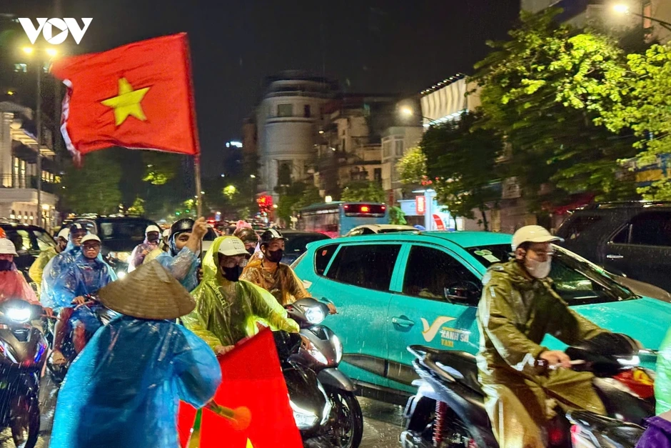 CĐV Hà Nội mở hội dưới mưa mừng ĐT Việt Nam thắng ĐT Thái Lan