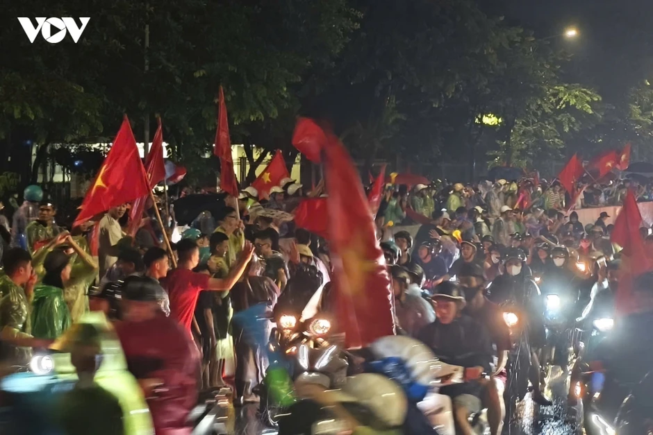 CĐV Hà Nội mở hội dưới mưa mừng ĐT Việt Nam thắng ĐT Thái Lan